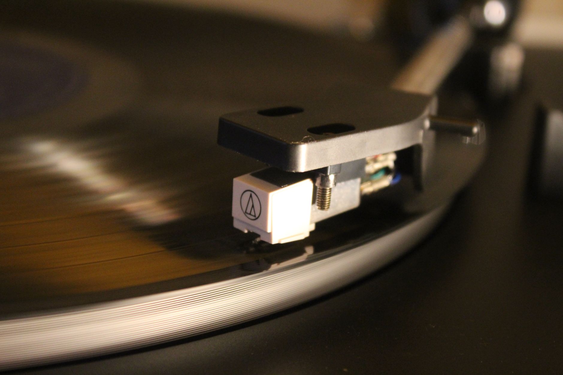 Gramofonová jehla na otáčející se vinylové desce