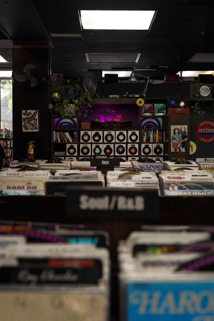 Interiér prodejny Vinylové Desky Groove v Olomouci